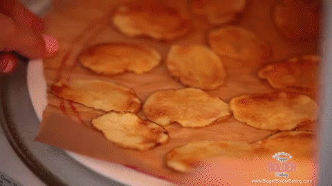 J'ai essayé cette astuce pour la première fois quand j'ai testé une recette pour des chips de patate douce en 2 minutes. Je me suis souvenu avoir vu des chefs qui utilisaient un four à micro-ondes pour faire des croquants aux herbes, et j'ai donc pensé que ça pouvait marcher pour des pommes de terre. Et bien, ce fut un grand succès, et il se trouve que les micro-ondes sont parfaites pour sécher des herbes et pour faire des chips de pomme de terre en quelques minutes. Trouvez toutes les instructions ici.