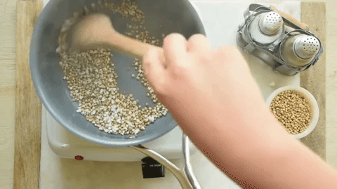Le sorgho, le quinoa, et l'amaranthe sont quelques-unes des graines que les chefs s'amusent actuellement à faire exploser (ou «souffler»). Quand on les fait chauffer dans une poêle chaude avec un peu d'huile, de nombreuses graines vont exploser pour faire comme du pop corn, et c'est parfait pour grignoter — il faut juste faire attention à ne pas les laisser brûler. Trouvez toutes les instructions ici.