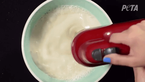 Cette concoction mousseuse (que l'on appelle aussi aquafaba) peut être utilisée en remplacement des œufs pour des recettes végans de plats cuits au four et pour alléger certaines préparations. Il suffit d'égoutter les pois chiches, de fouettez le jus (vous pouvez ajouter un peu de bicarbonate de soude pour faciliter les choses), et de l'utiliser en remplacement du blanc d'œufs dans de nombreuses recettes. Cette tendance s'est répandue comme un feu de forêt sur Pinterest l'année dernière, et c'était justifié. Trouvez toutes les instructions ici.