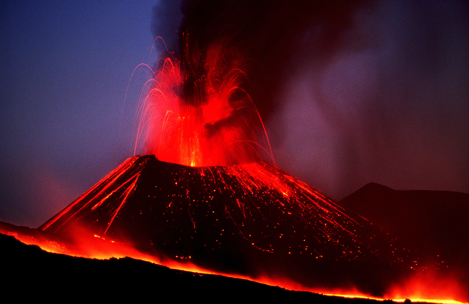 3 любых вулкана. Лава вулкана Этна. Вулкан Кракатау лава. Вулканические извержения ЦУНАМИ. Везувианский Тип извержения вулканов.