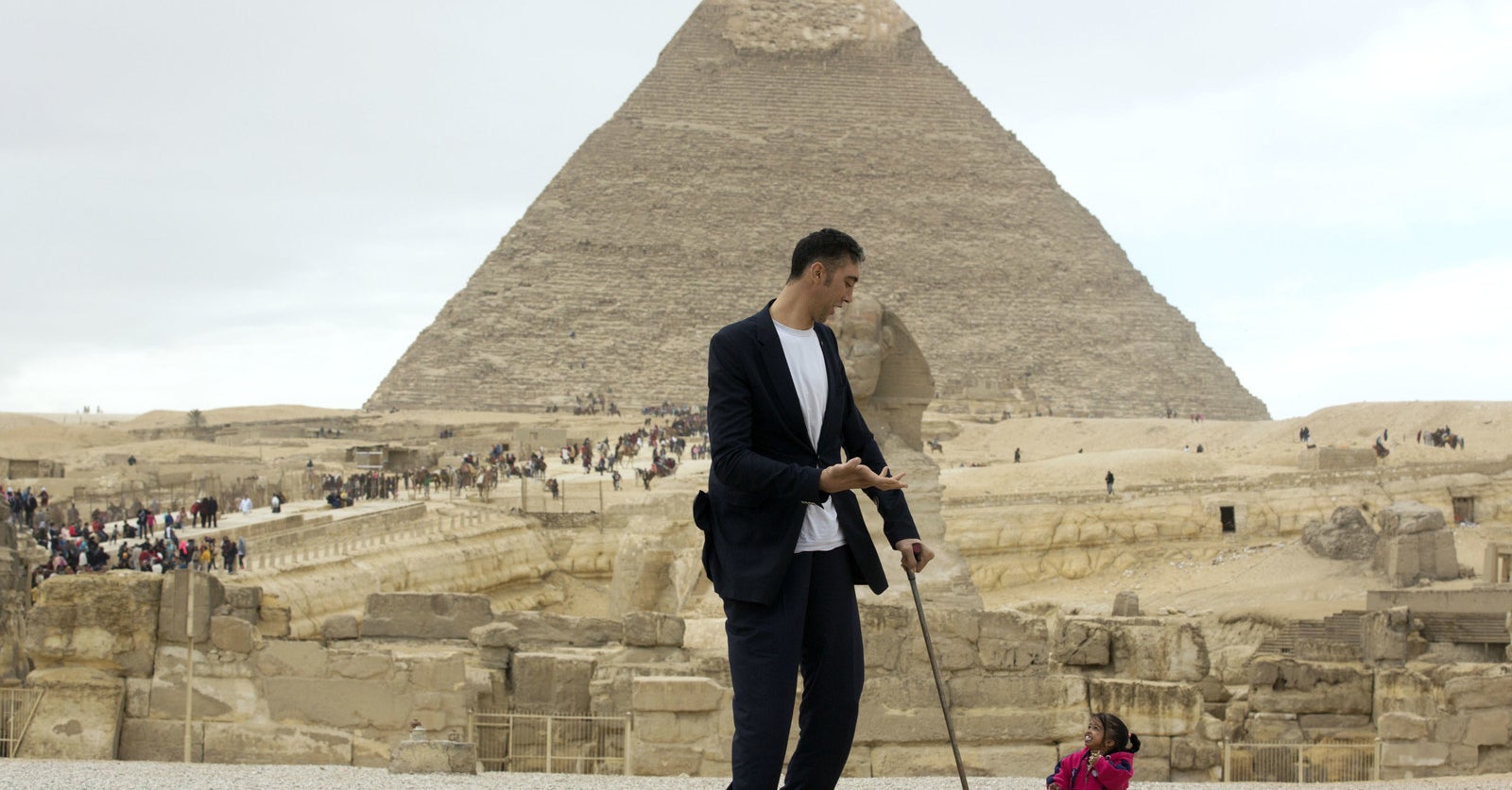 世界一背が高い男性と、世界一背が低い女性がピラミッドで集まった。その写真に心温まる。