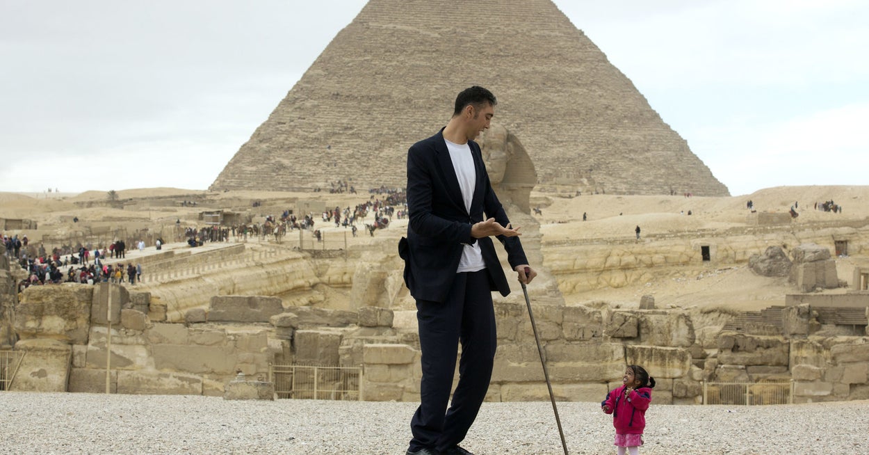 世界一背が高い男性と 世界一背が低い女性がピラミッドで集まった その写真に心温まる