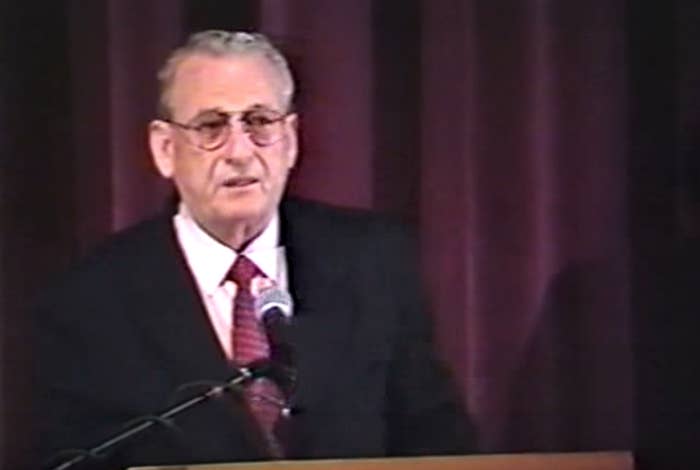 Mel Mermelstein überlebte Auschwitz und reichte einen solchen Beweis im Jahr 1981 ein, aber die Organisation hat das Angebot der Belohnung widerrufen. Mermelstein verklagte das Institut daraufhin im Jahr 1985 und erhielt die 50.000 Dollar im Rahmen eines gerichtlichen Vergleichs.Als Bestandteil des Vergleichs musste sich die Organisation bei Mermelstein und anderen Überlebenden von Auschwitz schriftlich für die Demütigung entschuldigen, den Holocaust als Mythos bezeichnet zu haben.