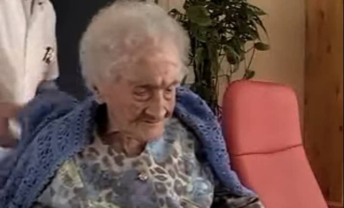Raffray starb 1996 im Alter von 77 Jahren und Jeanne Calment verstarb ein Jahr später im Alter von 122 Jahren. Der New York Times zufolge zahlte Raffray der Dame insgesamt 725.000 Francs für eine Wohnung, die er nie bewohnt hat (was im Jahr 2018 etwa 248.000 Euro entsprach). Auch nach Raffrays Tod war seine Familie verpflichtet, weiterhin für Calments Wohnung zu zahlen.Am Ende hat Raffray das Doppelte des eigentlichen Marktwertes für die Wohnung gezahlt.