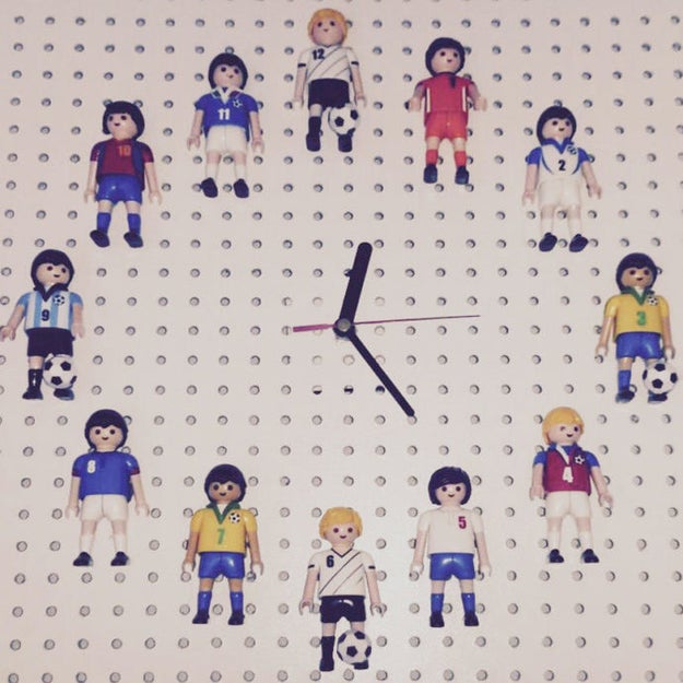 Und falls dein Fußball-liebendes Kind noch nicht genug hat, bastel ihm auch gleich diese Uhr mit Fußballspieler-Figuren aus dem Uhrwerk der RUSCH Uhr.