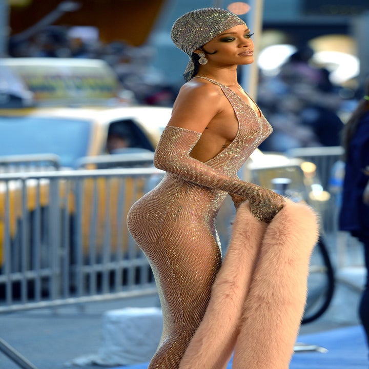 Rihanna S Grammy Dress Was Made Up Of 275 000 Crystals Because She S Goddamn Royalty
