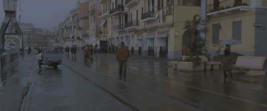Se agacha y corre junto al camión.