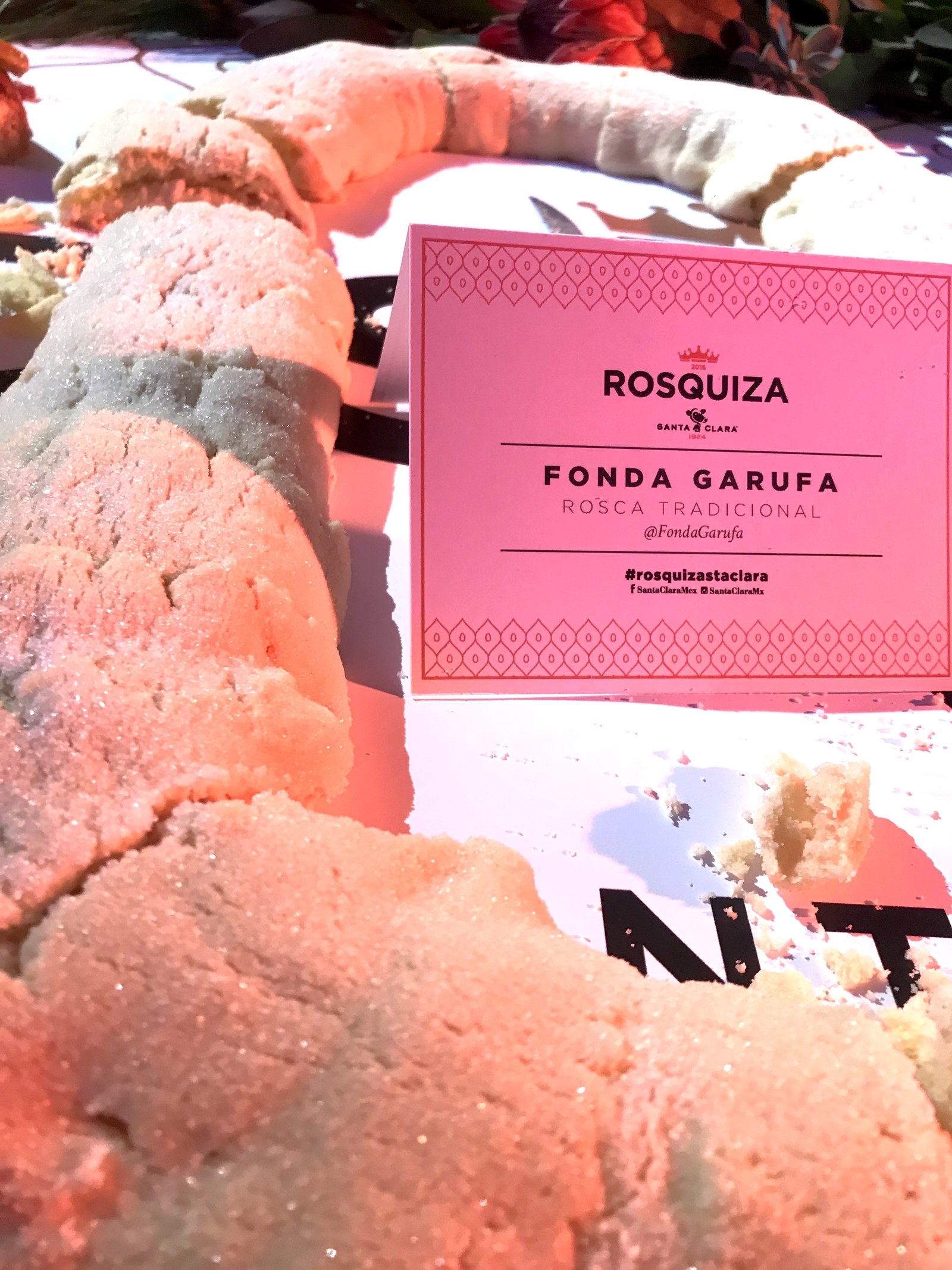 Adrián: "¿Rosca de Reyes? Lo único que vi cuando pasé a probar la rosca que hizo Fonda Garufa, fue un polvorón gigante. Muy dulce pa' mi gusto."Álvaro: "¡Olviden lo que dije arriba, esto es el cielo! Tan fácil que es hacer la rosca perfecta, sólo es cuestión de quitar la malévola fruta seca."