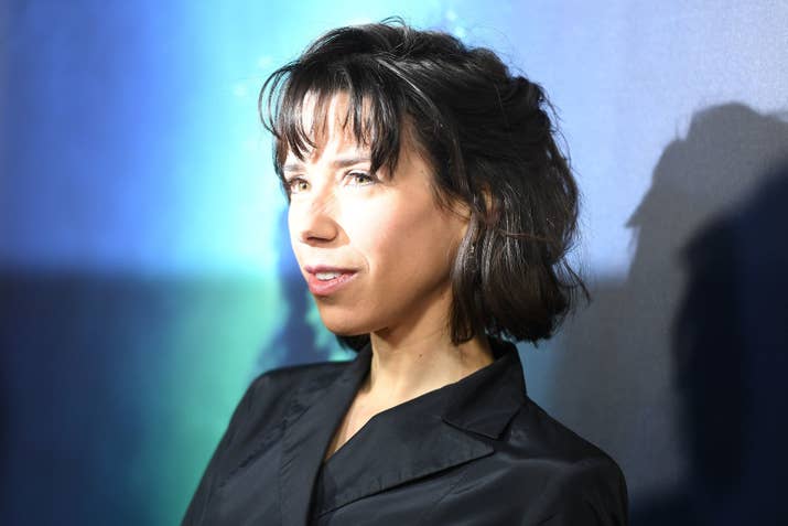 El director escribió el guión con Sally Hawkins en mente, pero no la conocía. En los Golden Globes de 2014, del Toro recibió la invitación para ir a una after de los premios, de parte de Iñárritu y Cuarón. En la fiesta, del Toro se puso pedo y antes de irse se encontró con Hawkins. Se presentó y le contó la temática de la película. Según el director, gracias a su borrachera se animó a decirle.
