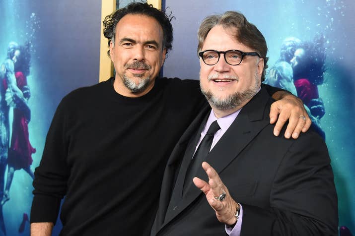 La producción de Pacific Rim: Uprising estaba encontrando muchos retrasos y los dos directores se acercaron a del Toro para convencerlo de dejarla de lado y concentrarse en su historia romántica de monstruos.