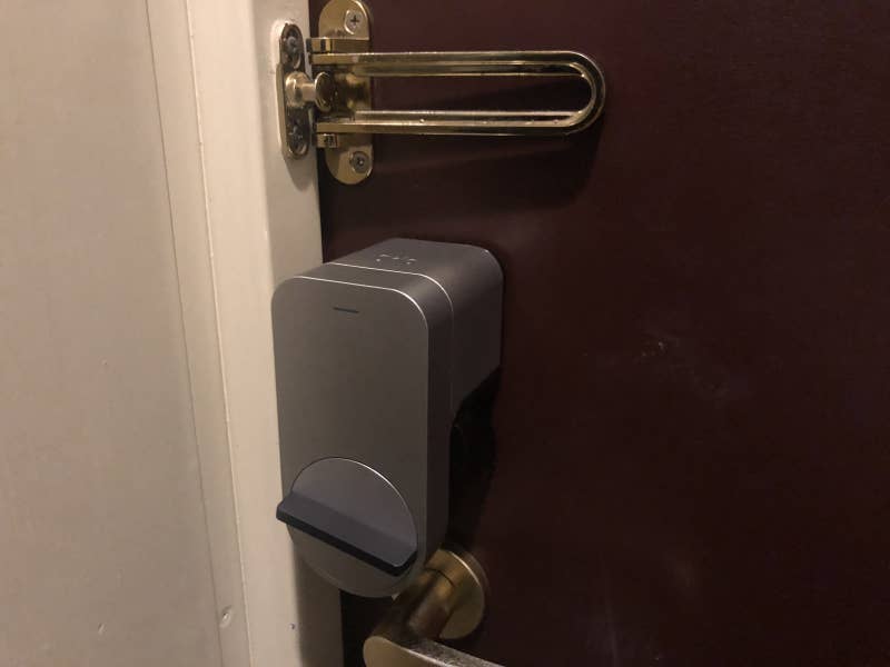 Qrioの設置はとても簡単。本体を鍵のサムターンの部分にかぶせ、両面テープでドアに貼り付けるだけ。工具などは使わない。
