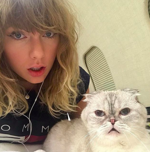 So, in case you didn't know, Taylor Swift is SUPER protective of her albums before they're officially released.