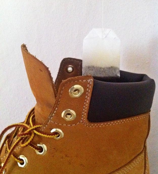Ob Sport oder Käsefuß: Teebeutel absorbieren die schlechten Gerüche im Inneren deiner Schuhe.