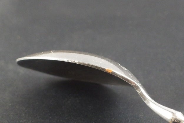 Gegen Flugrost in der Spülmaschine wehrst du dich, indem du ein DIN A5 großes Stück Alufolie faltest und ab jetzt immer Besteckkorb lässt.