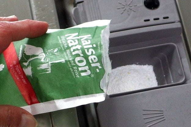 1-2 Teelöffel Speisenatron in der Spülmaschine sorgen dafür, dass dein Geschirr so glänzt, als hättest du es heute neu gekauft.