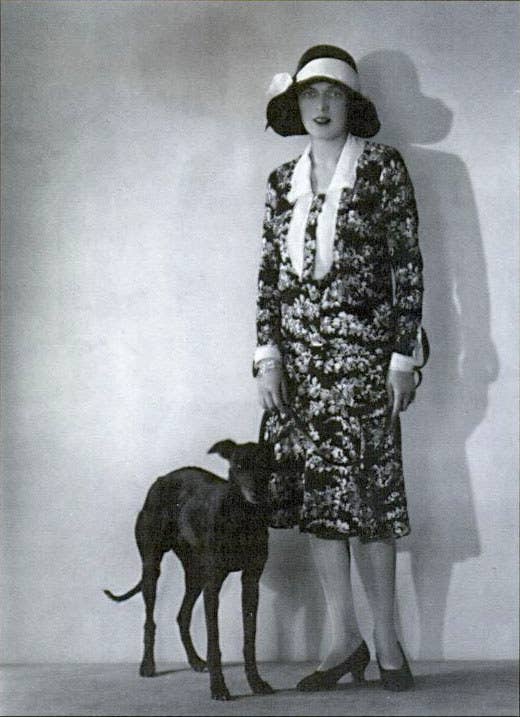 Si eres una de esas personas que detesta el sujetador... imagina lo que debía ser llevar un corsé. En 1919, Caresse Crosby se enfrentaba a la puesta de uno de ellos cuando decidió destrozarlo por completo y convertirlo en algo mucho más ergonómico. El resultado fue un éxito. No solo Crosby, sino que todas sus amigas quisieron que les fabricase uno. En 1914, con tan solo 23 años, patentó su genial idea.