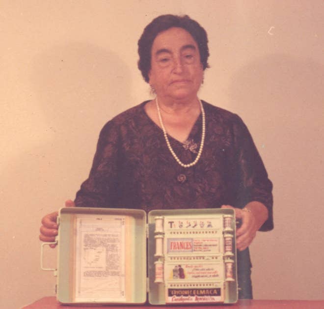 Esta maestra, escritora e inventora leonesa registró su primera patente en 1949 bajo el título “procedimiento mecánico, eléctrico y a presión de aire para lectura de libros”. Ruiz Robles quería innovar en el sistema de enseñanza, haciéndola más amena e intuitiva y adaptando los libros a las futuras tecnologías que estaban por llegar. La idea de Ángela Ruíz Robles de "libro mecánico" sería lo que hoy conocemos como libro electrónico.