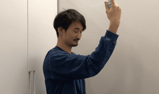 お出かけ前に髪や顔にさっとひと吹きするだけ。メイクの上からでも使えます。特殊な霧で身体の表面をコーティングすることで、花粉を反発してくれるという仕組み。香りもベタつきもなく、サラッとした使い心地です。