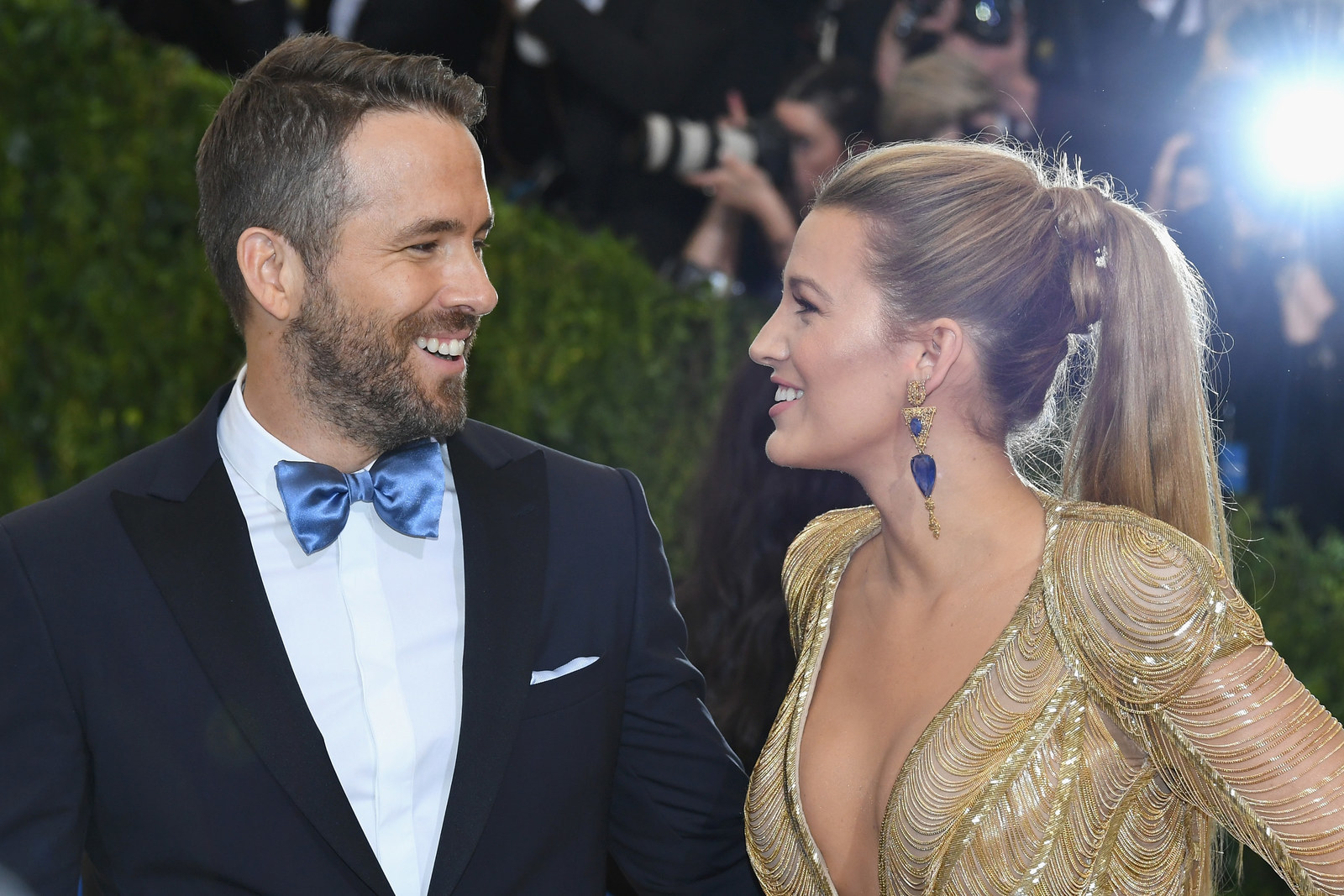 Blake Lively and Ryan Reynolds love their cardboard cutout of on Make a  GIF