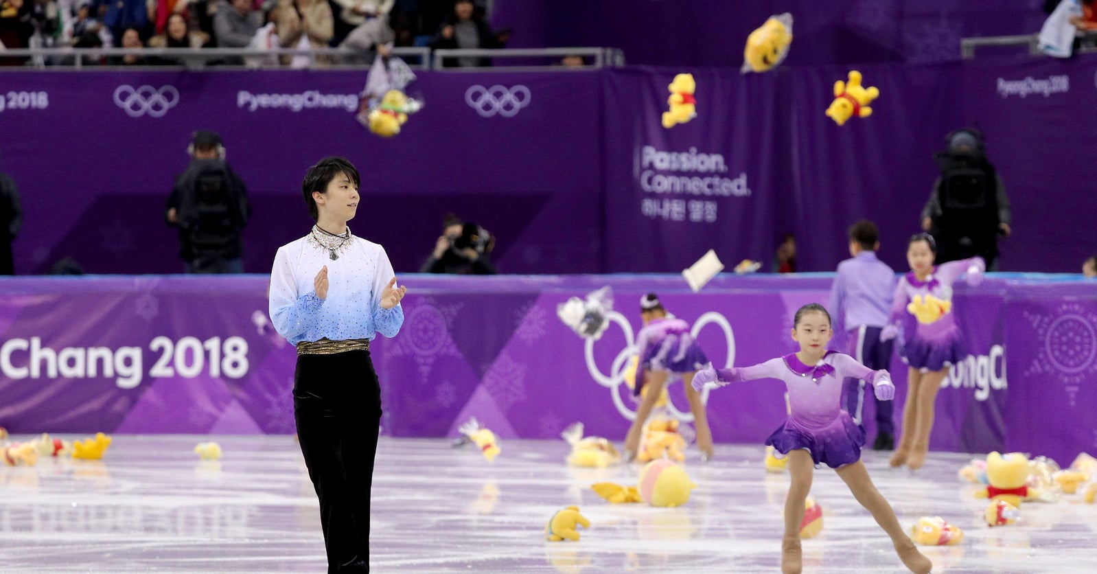 羽生結弦 海外で プーさん界の王 と呼ばれる 雨のように降り注ぐぬいぐるみに感動