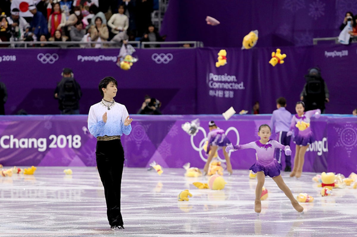 羽生結弦 海外で プーさん界の王 と呼ばれる 雨のように降り注ぐぬいぐるみに感動