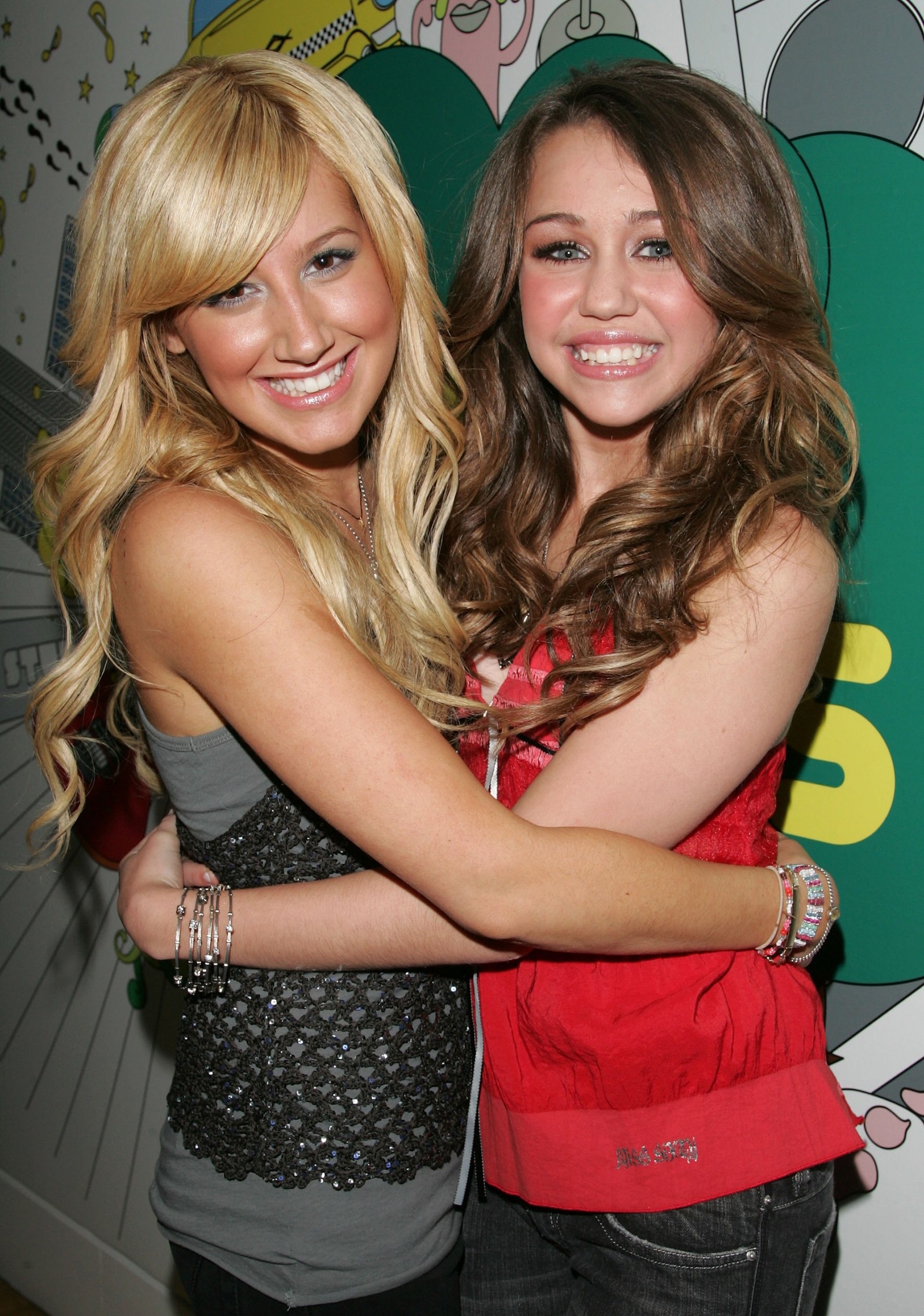 Miley Cyrus Kissing Ashley Tisdale