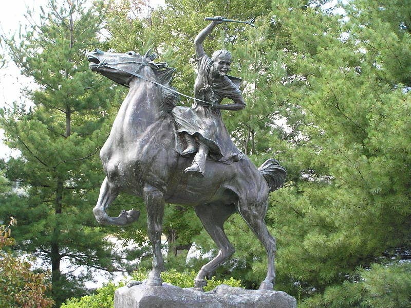 Comparada con toda la atención recibida por Paul Revere por su Cabalgada de Medianoche durante la guerra de Independencia de los Estados Unidos, es increíble el poco reconocimiento que ha recibido Ludington por hacer literalmente lo mismo. En 1777, las tropas británicas atacaron una ciudad de Connecticut (EE. UU.) próxima a su casa. Su padre, un coronel, le pidió que cabalgara en mitad de la noche para reunir a sus soldados mientras él se preparaba para la batalla. En su cabalgada de 65 km a través de oscuros bosques (mucho más larga que la de Revere, NO ES POR NADA), también avisó a los ciudadanos de la inminente batalla. Gracias a su valentía, casi todos los soldados de su padre estuvieron juntos y listos para luchar al amanecer.