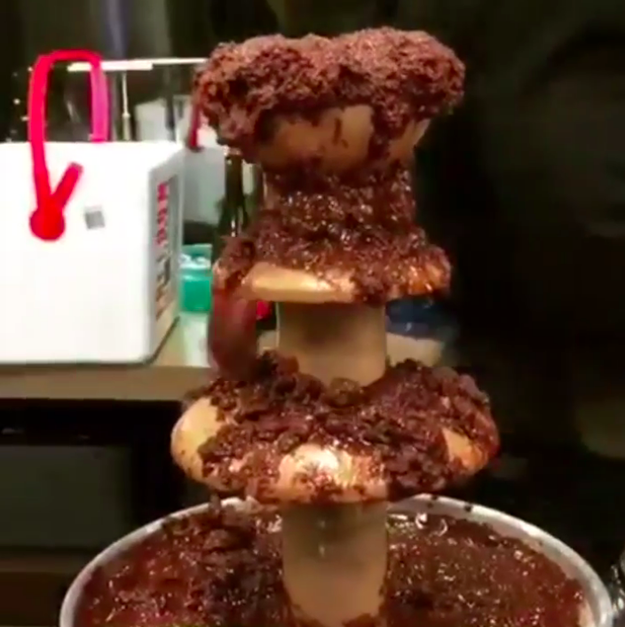 Who doesn't love a good chocolate fountain? YOU IF YOU LOOK AT THIS PHOTO.