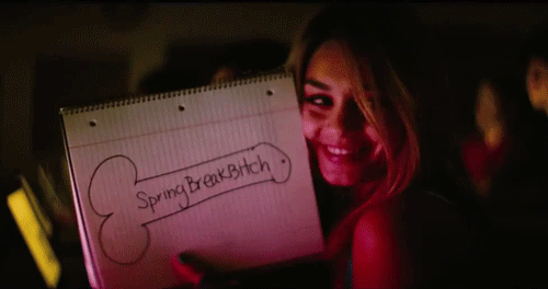 Jeder wird ja mal auf der Arbeit müde. Der Rapper Gucci Mane hat das am Set von Spring Breakers auf die Spitze getrieben, denn er ist tatsächlich während einer Sexszene weggepennt. „Ja, ich war komplett weg. Ich war halt müde“, so Gucci Mane, „Ich hatte am Abend eines Drehtages ein Konzert in St. Petersburg, Florida. Wir haben dann danach um 22 Uhr mit den Dreharbeiten begonnen und bis ein oder zwei Uhr durchgezogen.“