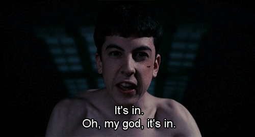 Wie sich herausstellt war die berühmte „er ist drin“-Szene am Ende des Films für diejenigen HINTER der Kamera sogar noch unangenehmer, als für die Schauspieler. Mintz-Plasse, aka McLovin, war nämlich während des Drehs seiner allerersten Sexszene gerade mal 17, also noch minderjährig. Deshalb musste seine Mutter am Set dabei sein.