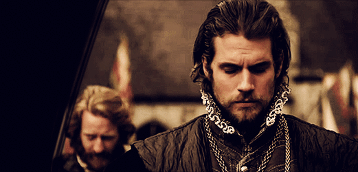 Während des Drehs einer Folge für Die Tudors ist der Superman-Darsteller in eine super unangenehme Situation geraten, als er beim Dreh einer Szene nicht richtig "in Stellung" war. „Sie reibt sich praktisch an meinem ganzen Körper und, ähm, er ist ein bisschen hart geworden. Ich musste mich danach ausgiebig entschuldigen“, so Cavill. „Es ist nicht gerade toll, wenn jemand in einem professionellen Schauspielumfeld einen Ständer bekommt, oder? Absolut peinlich.“