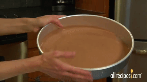 "Para qualquer massa que tenha sabor chocolate, uso cacau em pó sem açúcar, em vez de farinha, na hora de untar minhas assadeiras", explica Bartone.