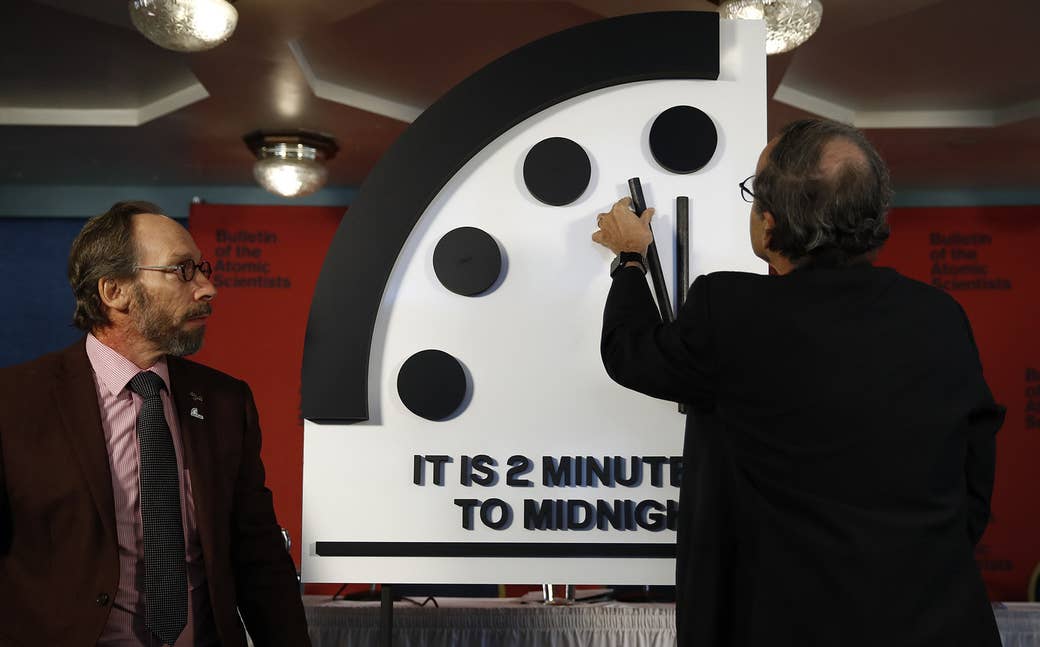 Lawrence Krauss, à esquerda, observa Robert Rosner, presidente do Boletim dos Cientistas Atômicos, à direita, movendo o ponteiro dos minutos do Relógio do Juízo Final para dois minutos a meia-noite de 25 de janeiro de 2018.