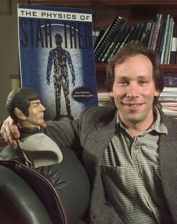 Krauss, mostrado em seu escritório na Case Western Reserve University em Cleveland, em 8 de dezembro de 1997.