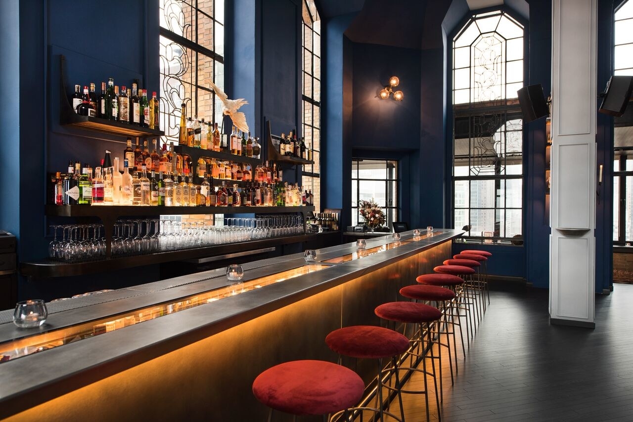 Ophelia, a new rooftop lounge located in the historic Beekman Tower in Manhattan’s Midtown East neighborhood, opened its doors to the public. The iconic space was created in collaboration between Merchants Hospitality and Public Agenda as an opulent cocktail lounge that revives the building’s original charm and celebrating its eclectic past.