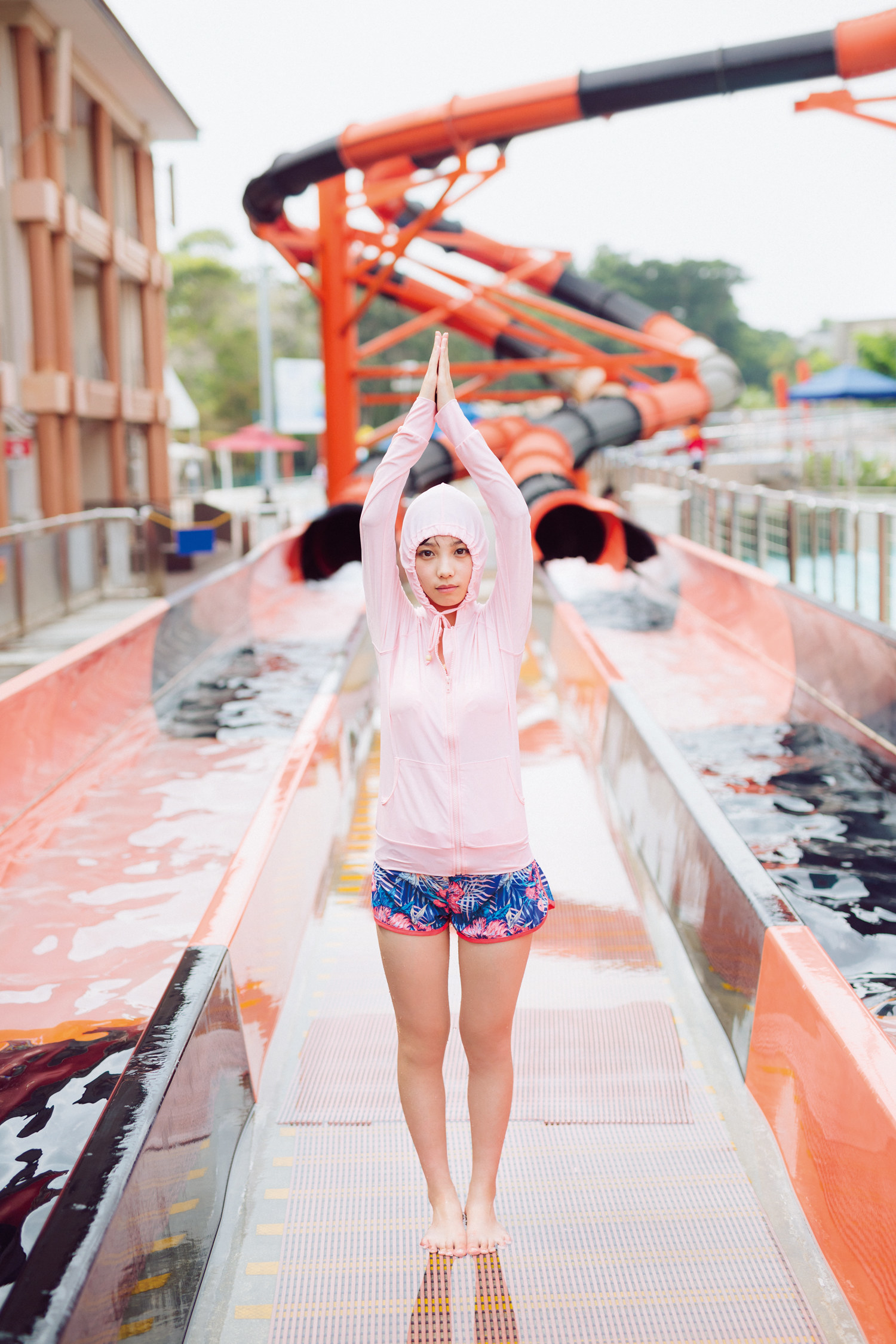 この日、ファンの方に写真集の中で印象的な1枚としてよくあげられていたのがこちら。シンガポールを楽しむ姿がコミカルでキュート