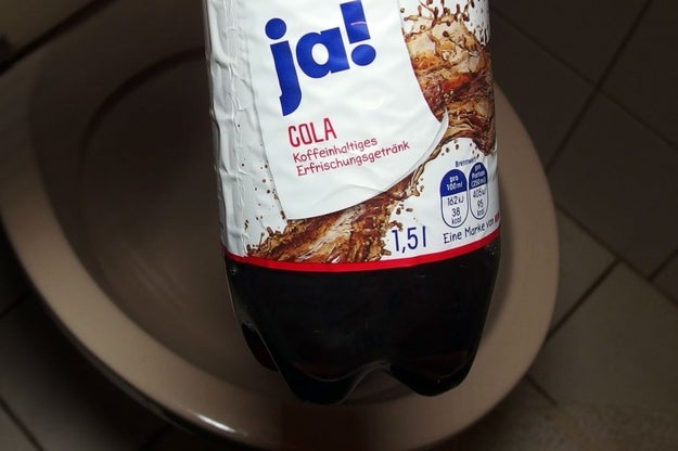 Kein Scheiß: Hartnäckige Flecken im Klo bekommst du easy mit Cola weg. Einen halben bis ganzen Liter in die Schüssel, über Nacht einziehen lassen und dann einfach durchwischen.