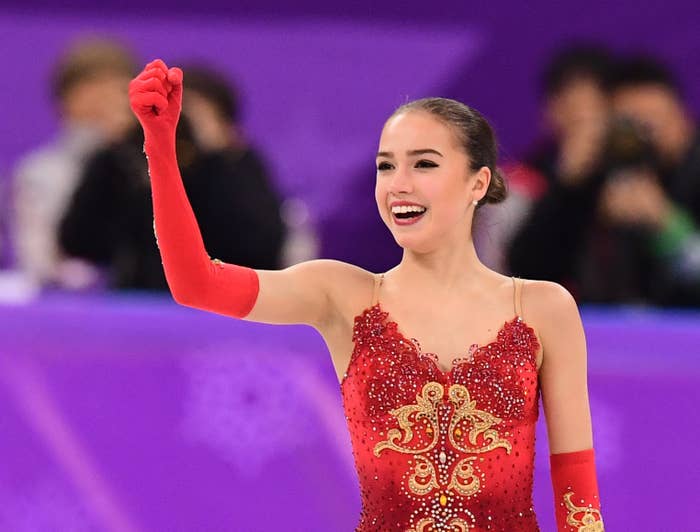 涙のメドベージェワを抱きしめたザギトワ お下がりの衣装を着た過去も