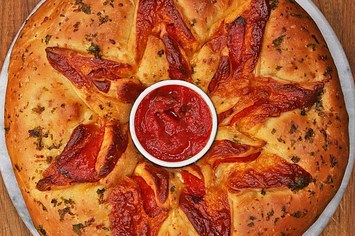 Este anel de pizza pepperoni é o petisco perfeito para o final de semana