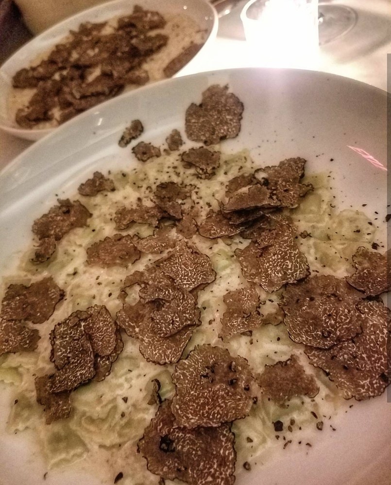 The fantastic truffle ravioli is one of the signature dishes at MAMO. Bathed in creamy, rich cheese sauce, the ravioli is topped with generous shavings of fresh truffle. The flavors of the truffle truly dominates this unforgettable dish.