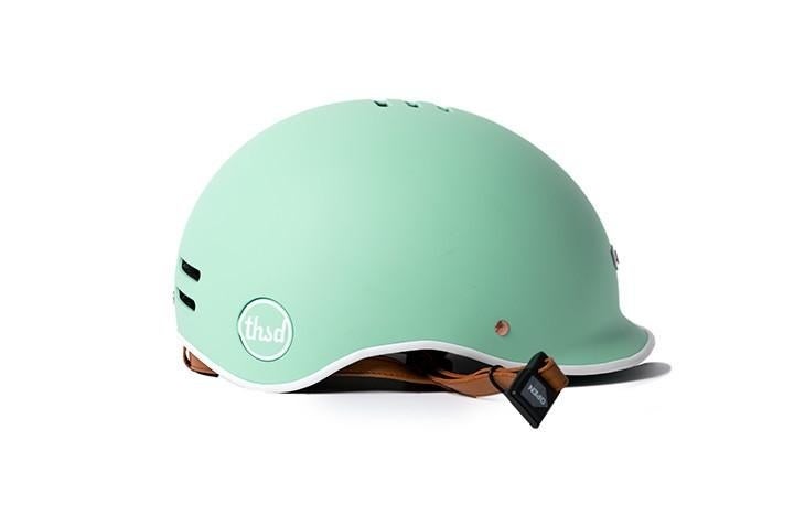 Wear bike helmets from Thousand to promote active and community living, help curb the impact of bike accidents, and support quality gear that doesn't cause unnecessary harm to the planet. The classic silhouette with elevated colors, materials, and finishes, this Epoch helmet is made of copper hardware and hydro dipped printing.