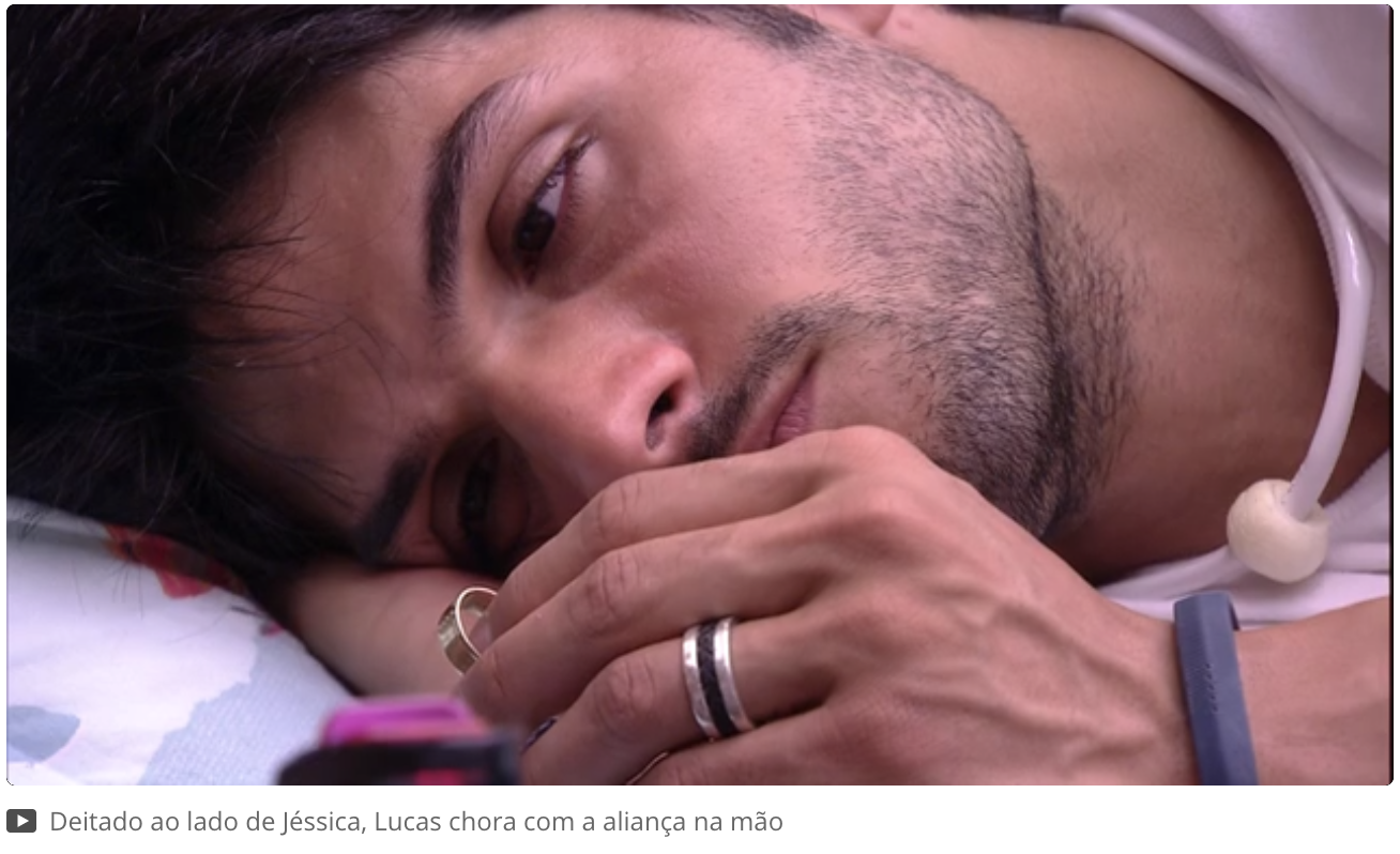 Chorando segurando a aliança de compromisso com uma, deitado ao lado da outra!