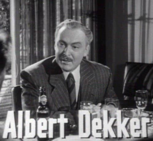 Albert Dekker era um ator famoso conhecido por um filme chamado &quot;A Morte num Beijo&quot;. Em 1968, depois de desaparecer por alguns dias, sua noiva o encontrou nu e ajoelhado em sua banheira. Ele estava preso por correntes, e havia um laço em volta do seu pescoço pendendo de uma haste de cortina. Agulhas hipodérmicas estavam fincadas em ambos os seus braços, e seu corpo estava todo rabiscado com obscenidades escritas com batom vermelho. A polícia determinou que fora suicídio, coisa que o legista e a imprensa rejeitaram. Não foi feita nenhuma outra investigação mais aprofundada, e a sentença oficial foi uma &quot;morte acidental por asfixia autoerótica&quot;. Nenhum suspeito foi encontrado.