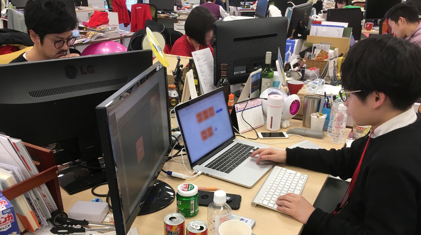 小学生向けの商品を大人がさわること自体ドキドキします。しかもプロフィール帳って、よくみたら……