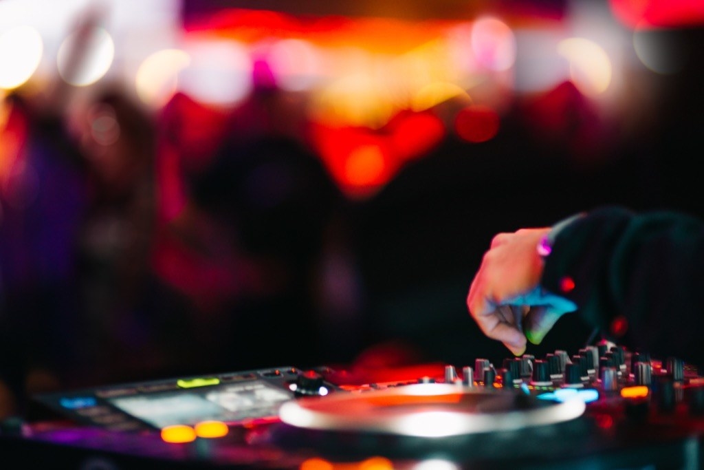 「DJ従業員」って何?