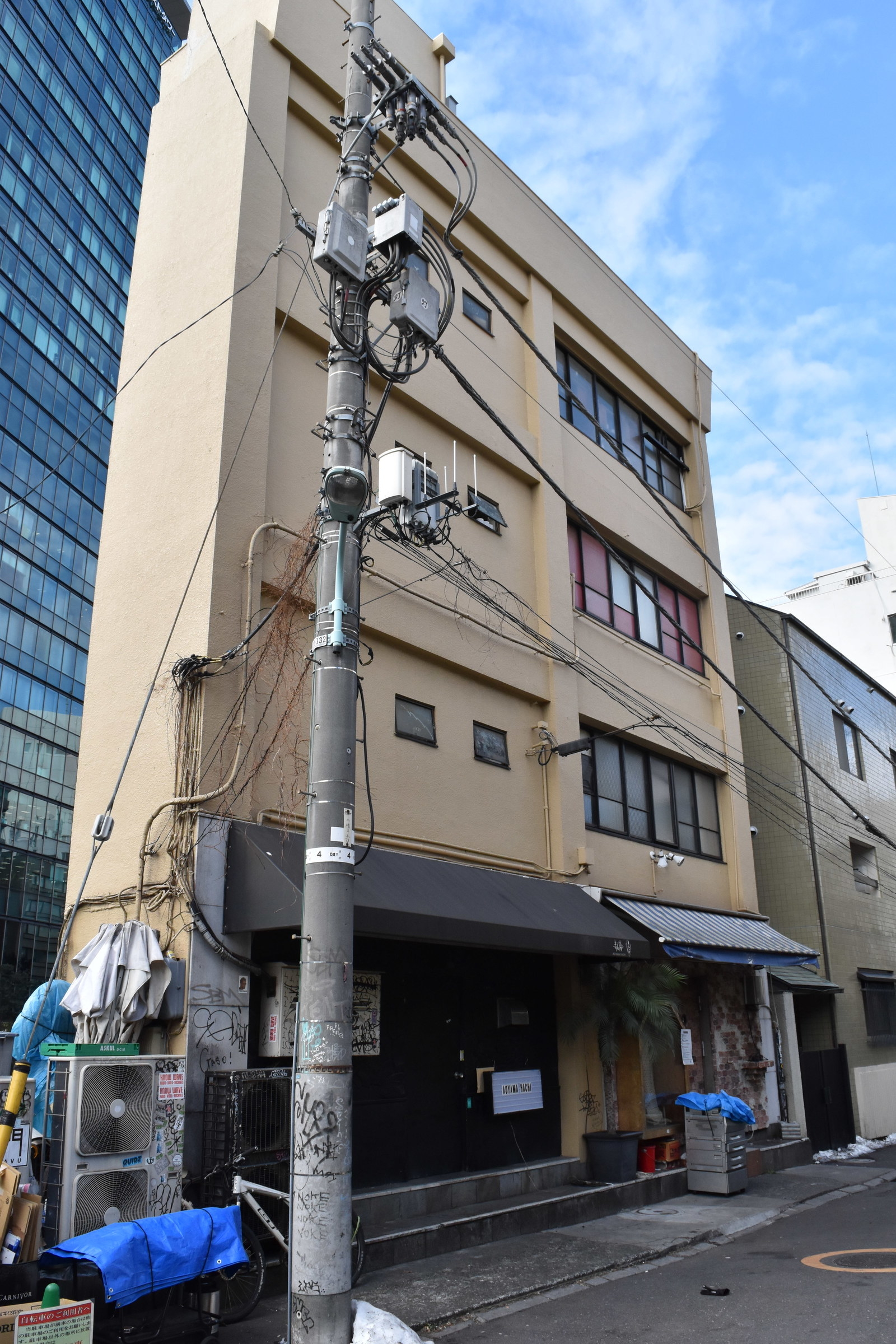 青山蜂の入るビル。警察からの注意を受け、飲食スペースと遊興スペースを分離する対策をとったという