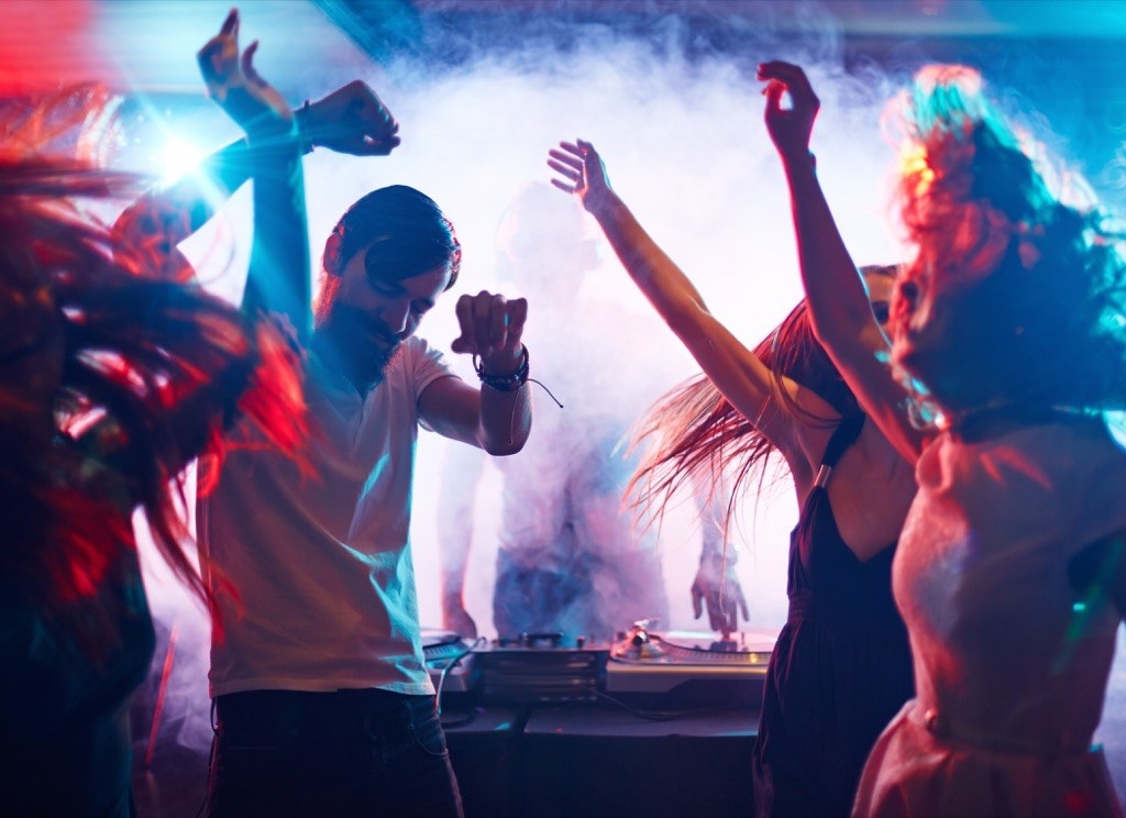 「DJは楽しませるためにいるんじゃないんですか? 楽しませるということは遊興なんですよ」。警察官は後藤さんにそう告げた