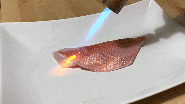 炙りと言えば鮮魚の炙り。刺身で食べても美味しいものを軽く炙って食べるってなんたる贅沢!甘鯛の皮面をさっと炙ると香ばしさと甘みが一気に広がる