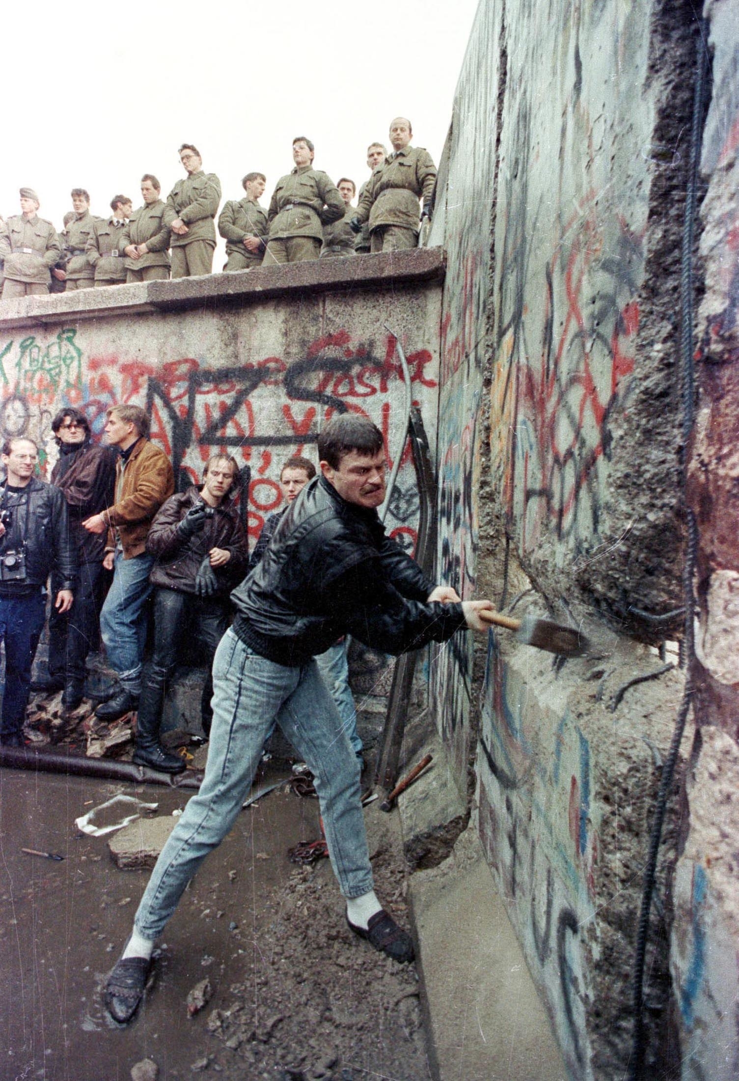 Newspaper Articles Berlin Wall 1961