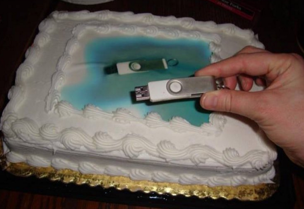 This time, the decorator just couldn't find time to download a picture, so they put a picture of the USB on the cake instead: